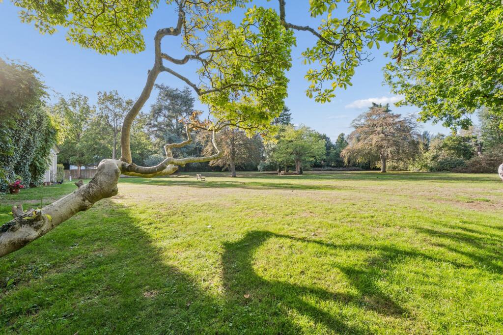 House in Hertsmere, Hertfordshire - View 4