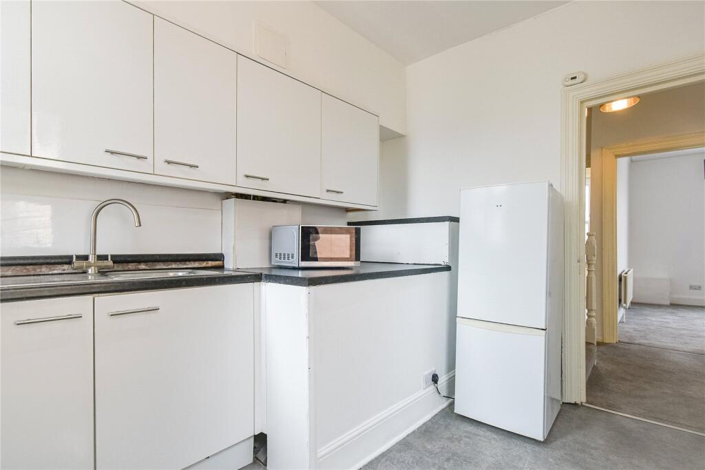 2-bed apartment on London Road, Newbury, Berkshire, RG14, £213,750