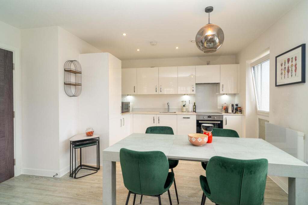 Apartment in Hertsmere, Elstree and Borehamwood - View 4