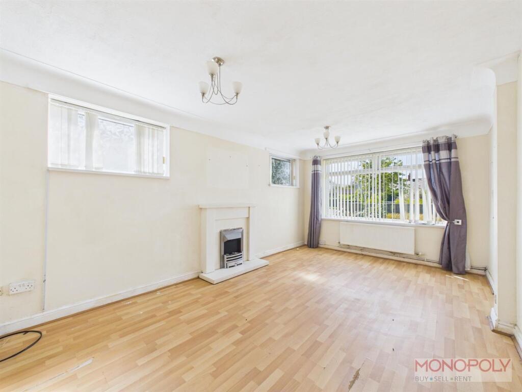 Laurels Avenue, Bangor-On-Dee, LL13 photo 4