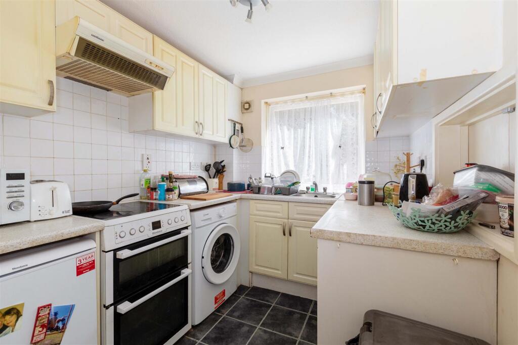 Apartment in Maidenhead, Bath Court, St Marks - View 3