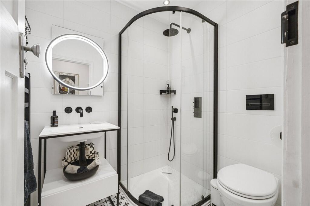 House in Kingston upon Thames - More