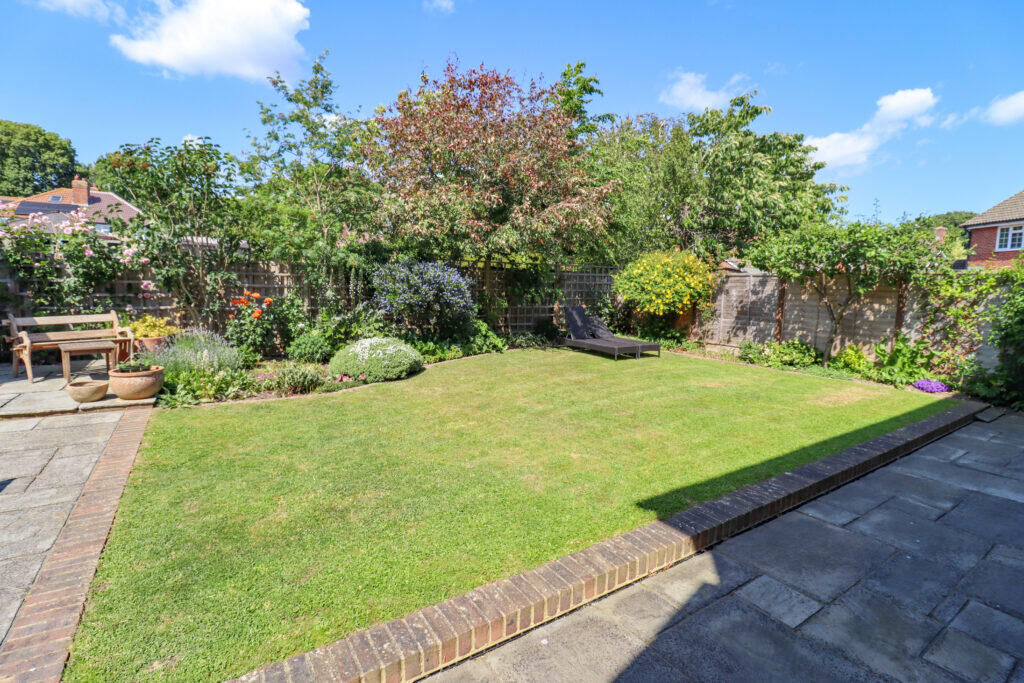 Meadow Close, Hayling Island photo 2