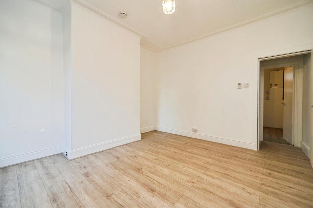 House in Leeds, West Yorkshire - View 5