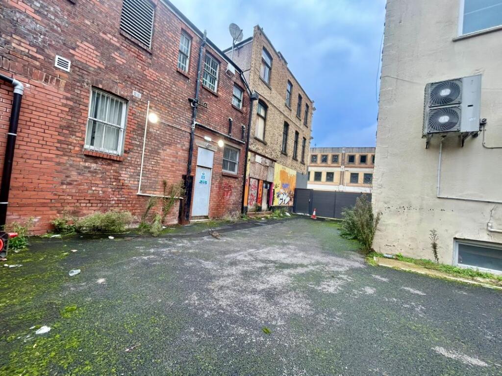 House in Cardiff, Crockherbtown, Castle - More
