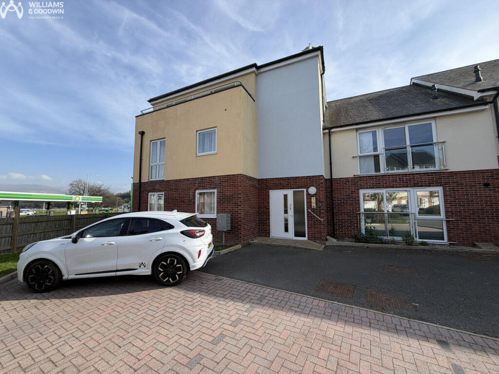1-bed flat on Y Bae, Bangor, Gwynedd, LL57, £135,000