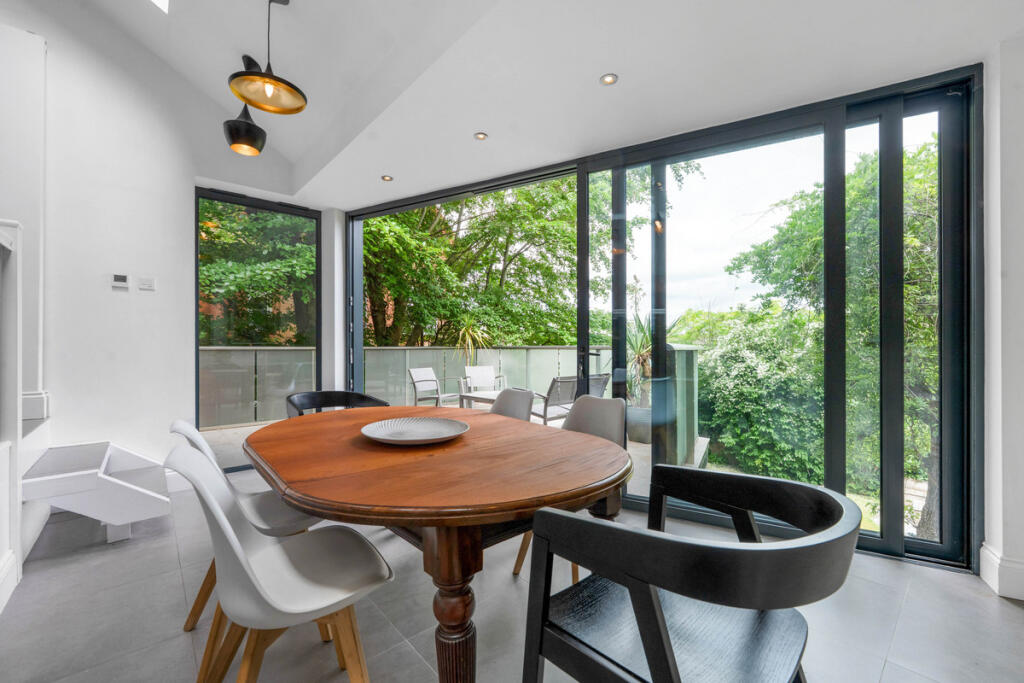 House in Nottingham, Nottinghamshire - More