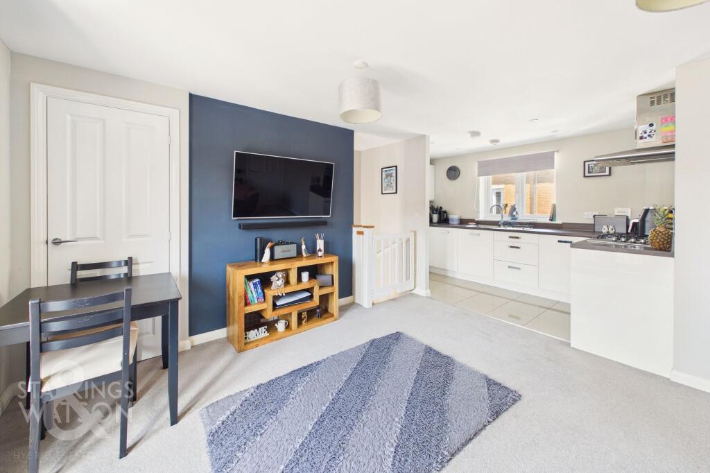 Falcon Crescent, Queens Hills, Norwich photo 4