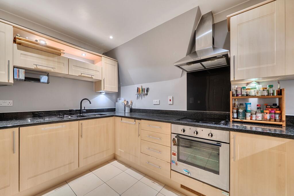Apartment in Mole Valley, Leatherhead - View 4