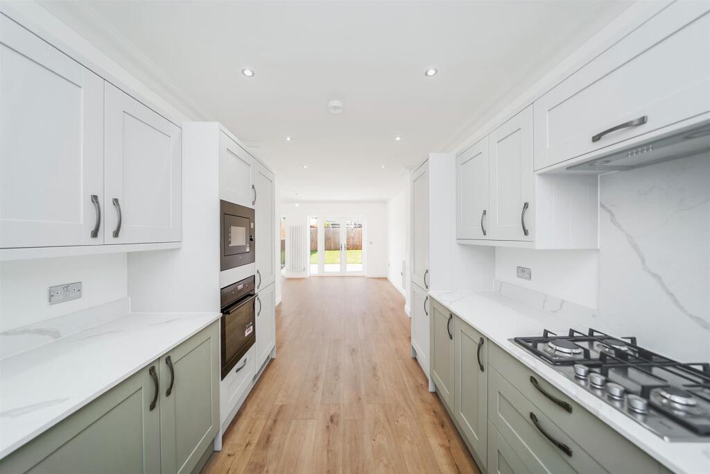 Dhani Close, COLLIER ROW, RM5 photo 2