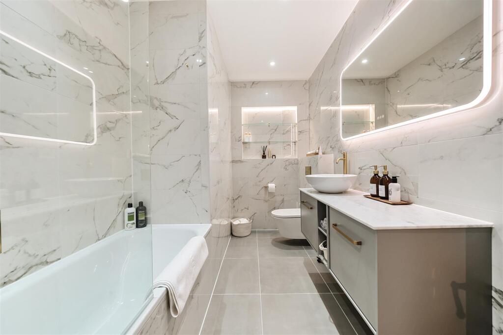 Apartment in Kingston upon Thames - View 4