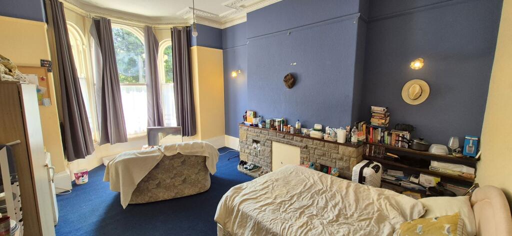 Grosvenor Crescent, Scarborough, North Yorkshire, YO11 2LJ - More