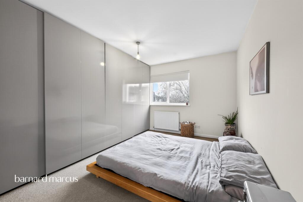 House in London, Oakleigh Park, Whetstone - More