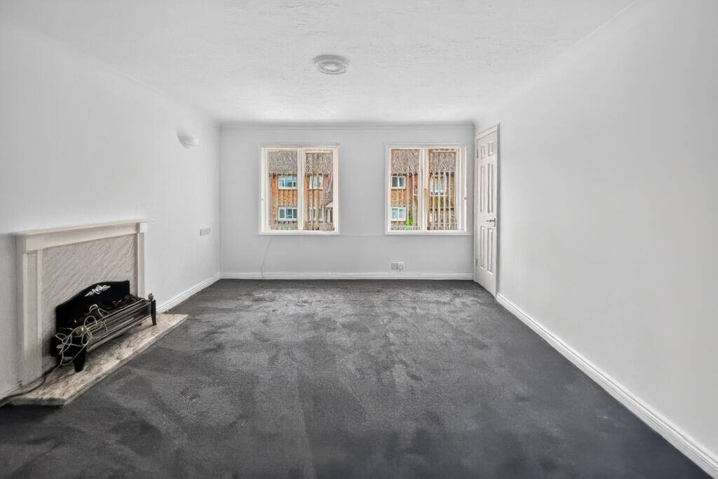 1-bed flat on Acorn Drive, Wokingham, £135,000