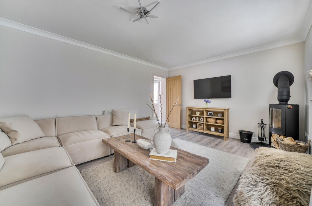 Kestrel Way, Northway, Tewkesbury photo 4
