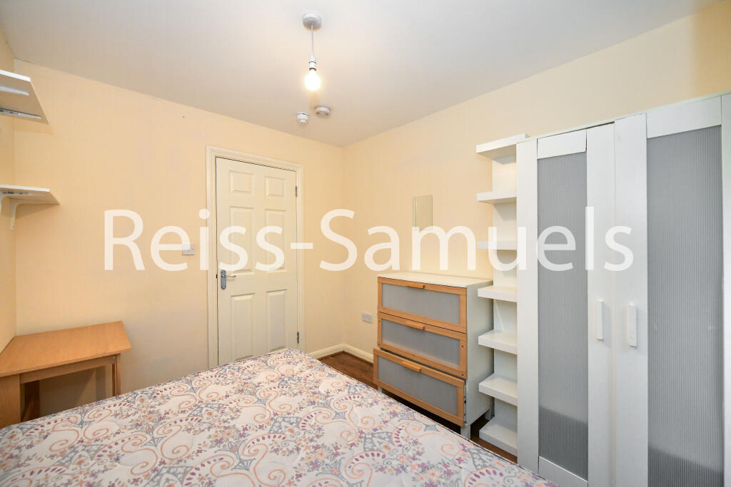6 bedroom semi-detached house for rent