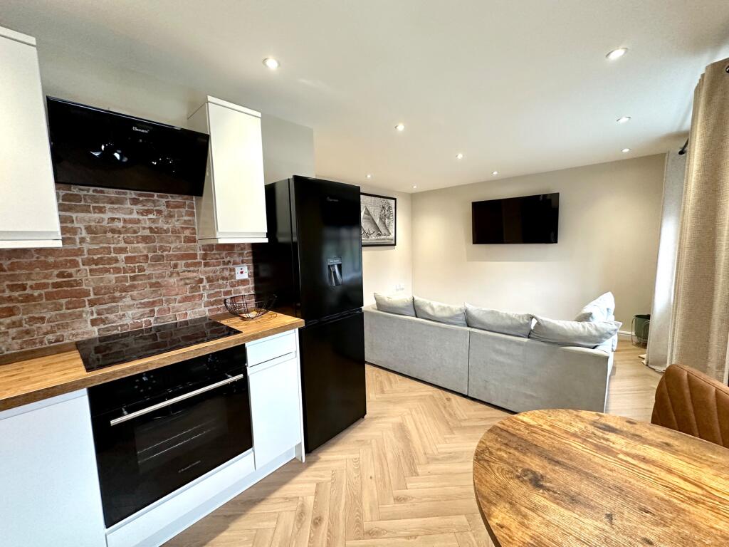 Apartment in Sandwell, West Midlands - View 5