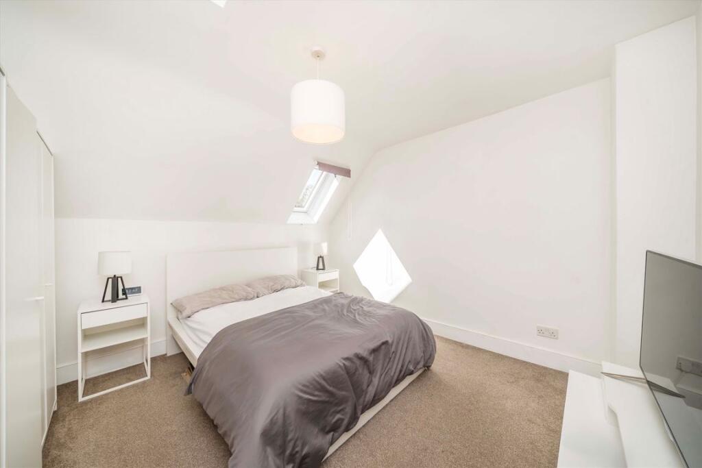 Apartment in Kingston upon Thames - View 4