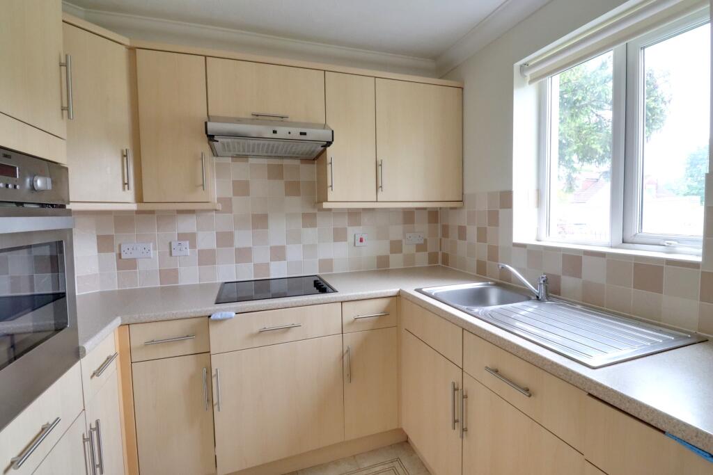 Apartment in Havant, Cowplain - View 4