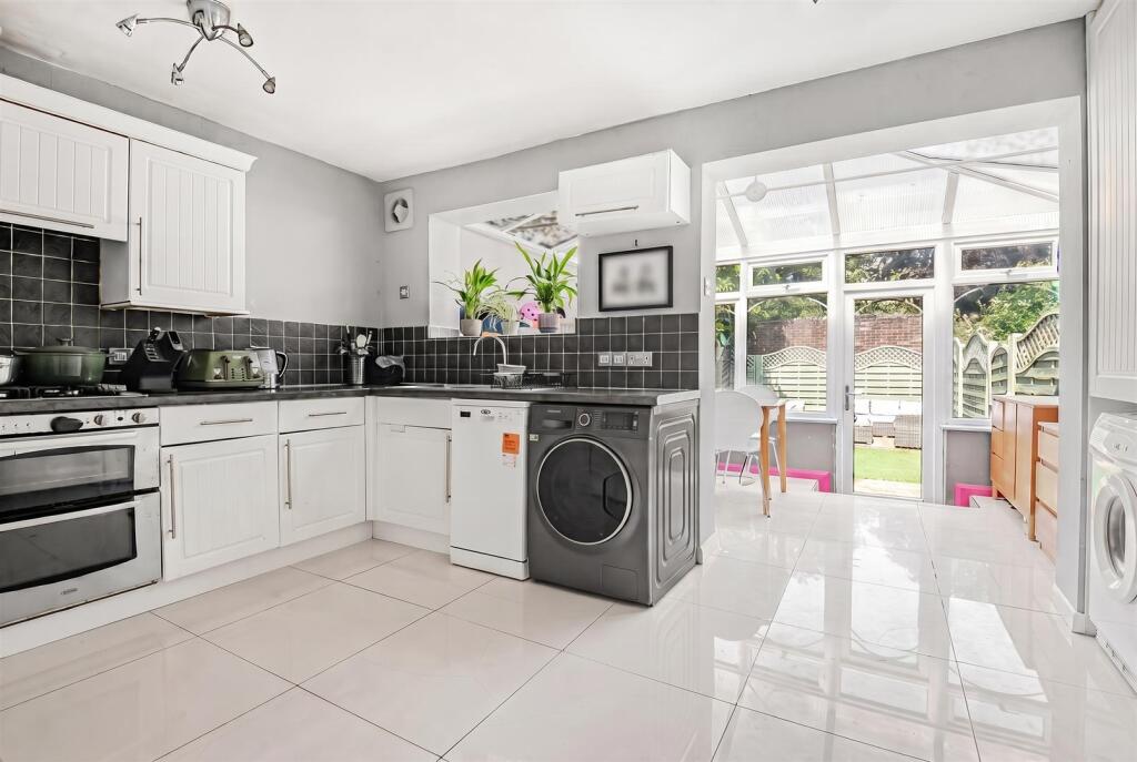 Tanners Crescent, Hertford photo 4