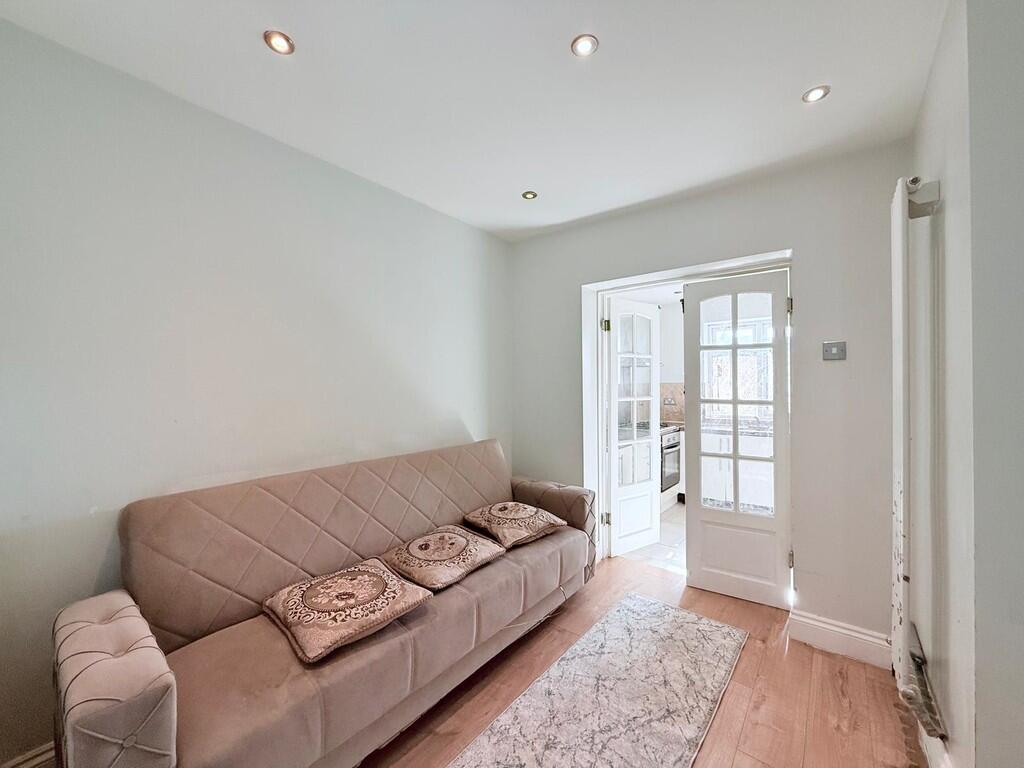 Main image of property: First Floor, Carlton Avenue, Harrow, HA3 8AX 