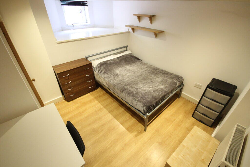 6 bedroom terraced house for rent