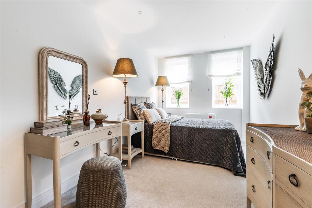 Apartment in Mole Valley, Dorking - More