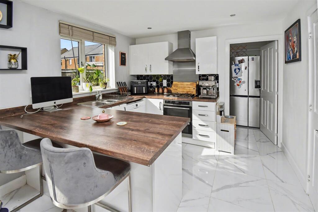 House in Weldon, Weldon Park, Priors Hall Park - View 3