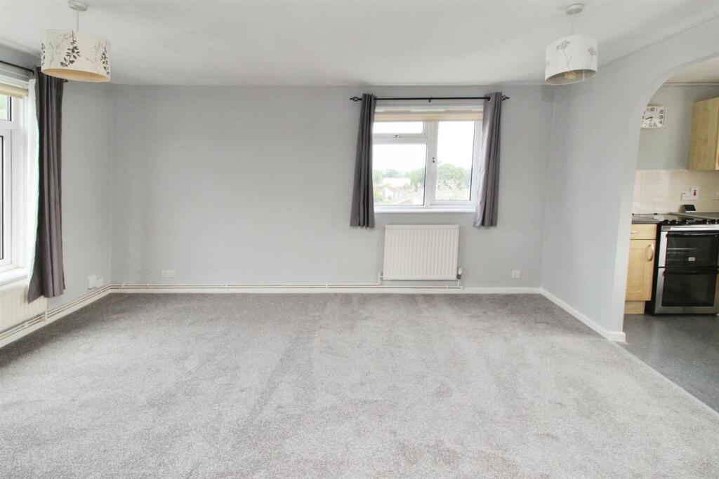 Apartment in Crawley, Southgate - View 4