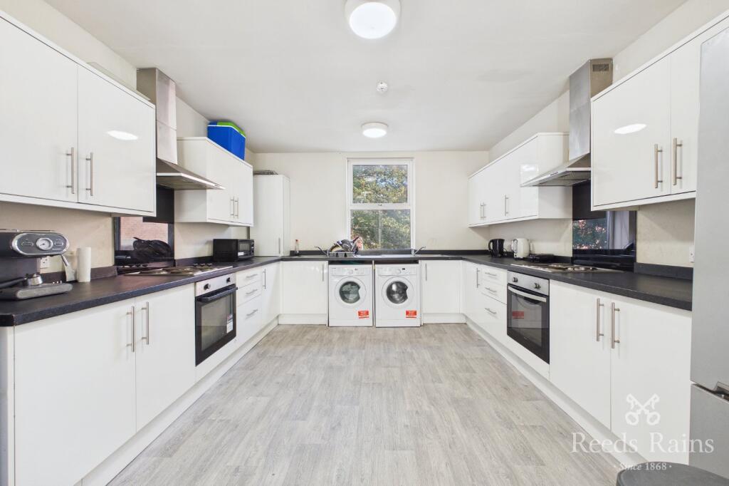College Grove Road, Wakefield, West Yorkshire, WF1 photo 2