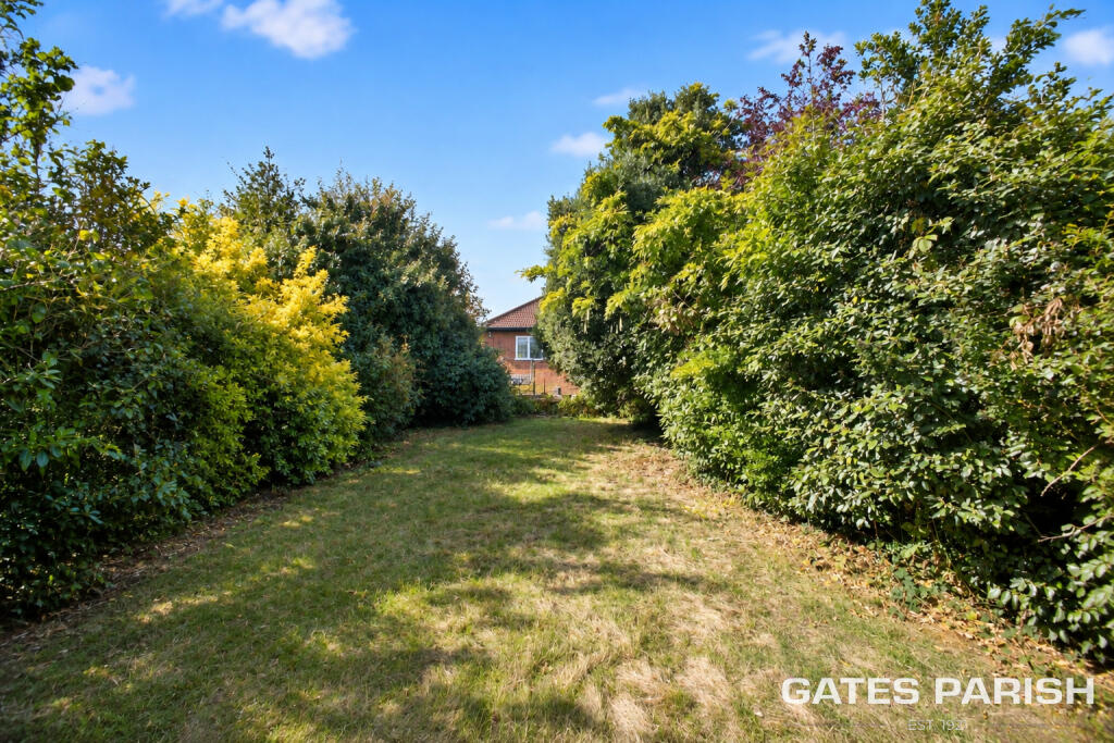 Roxburgh Avenue, Upminster, RM14 photo 4