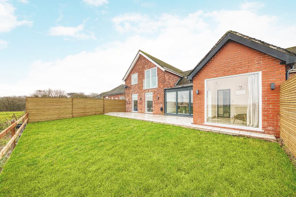 4 Bretby Mews, Bretby Park, Bretby, Derbyshire, DE15 0RB photo 2