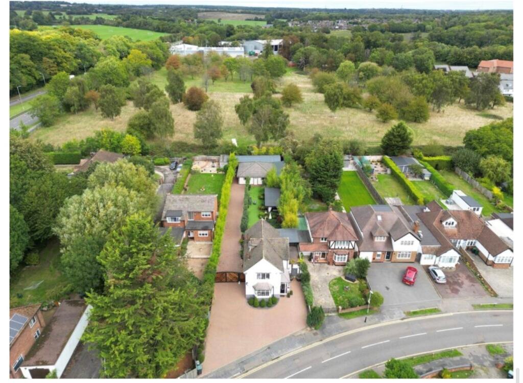 3-bed detached on 11 Bucknalls Lane, Watford, Hertfordshire WD25 9NE, £925,000