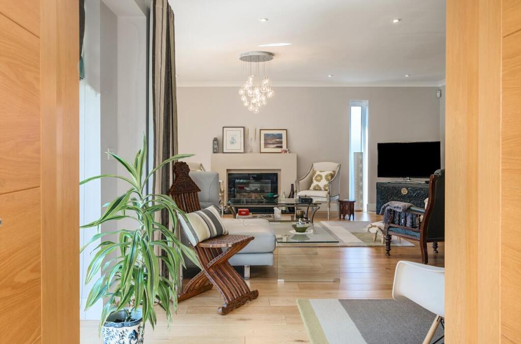 House in Sutton - View 4