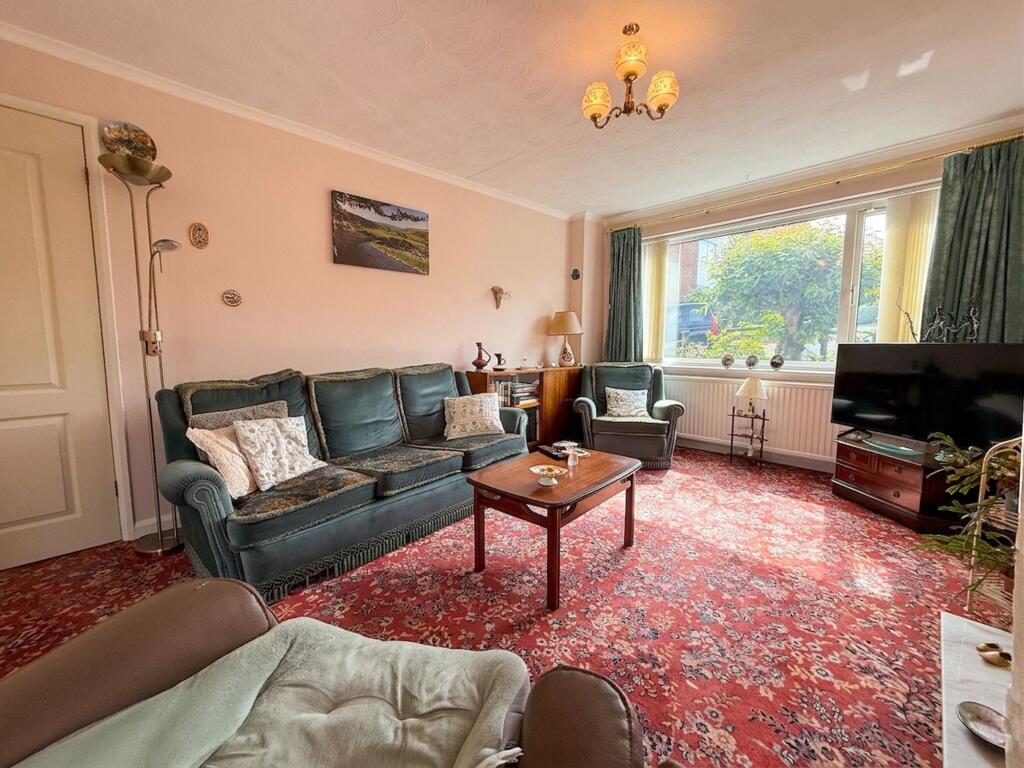 Larkhill Avenue, Cleckheaton, BD19 photo 3
