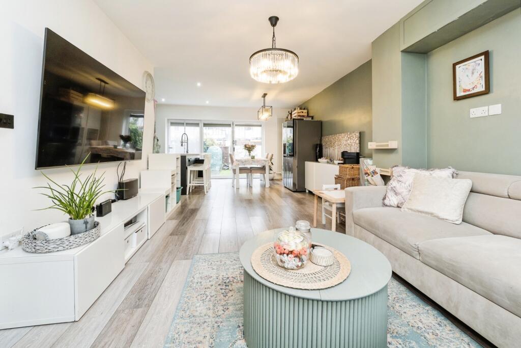 Laburnum Walk, Hornchurch, RM12 photo 2
