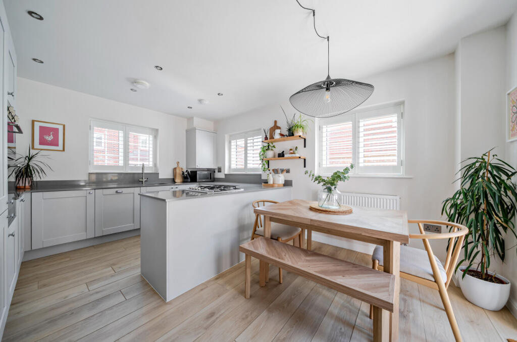 Draper Road, Wickham, Fareham, Hampshire, PO17 - View 2