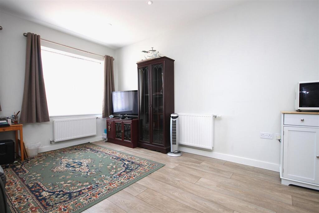 Apartment in Kingston upon Thames - View 4