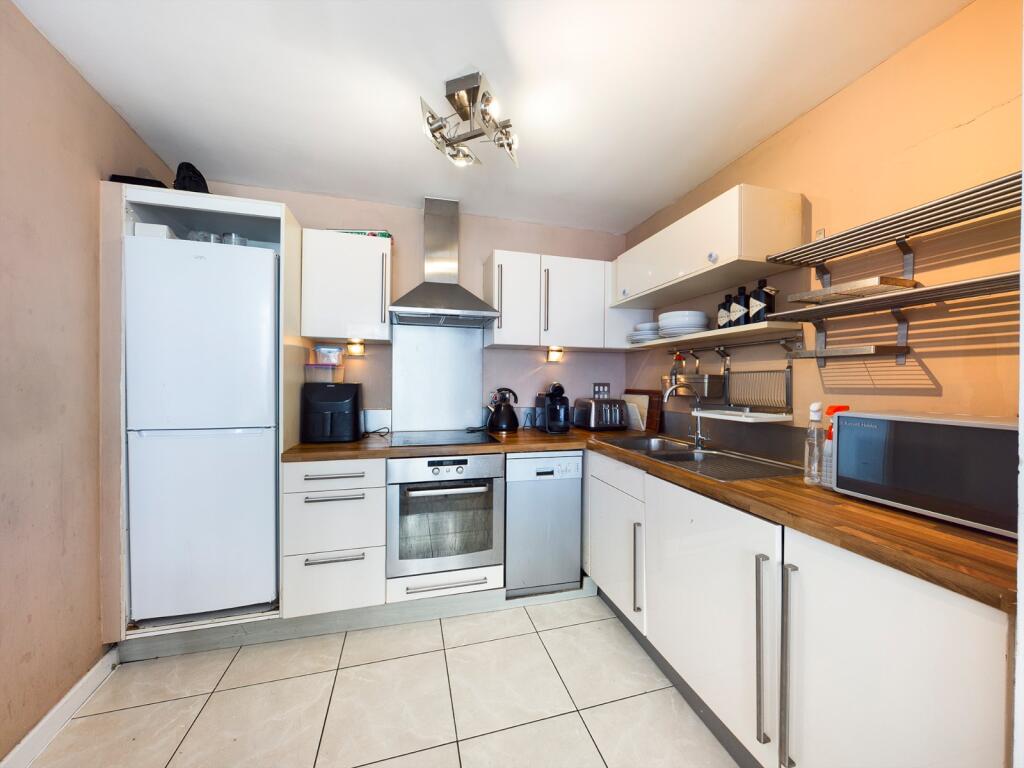 Apartment in Romford - More