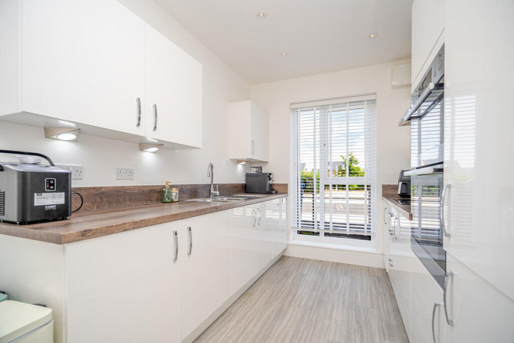 House in Milton Keynes, Brooklands, Broughton and Milton Keynes - View 5