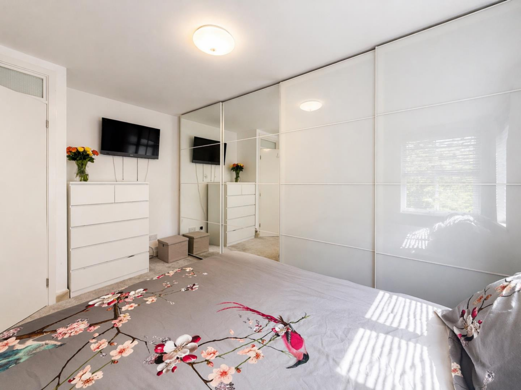 Apartment in Ilford, Gants Hill - View 5