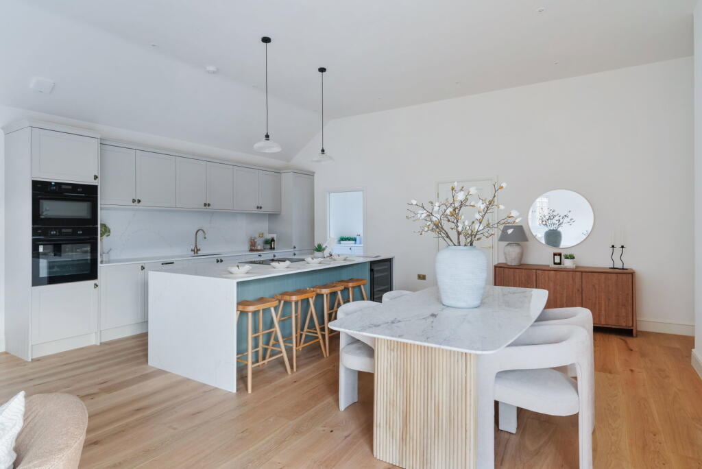 House in Mole Valley, Charlwood - View 4