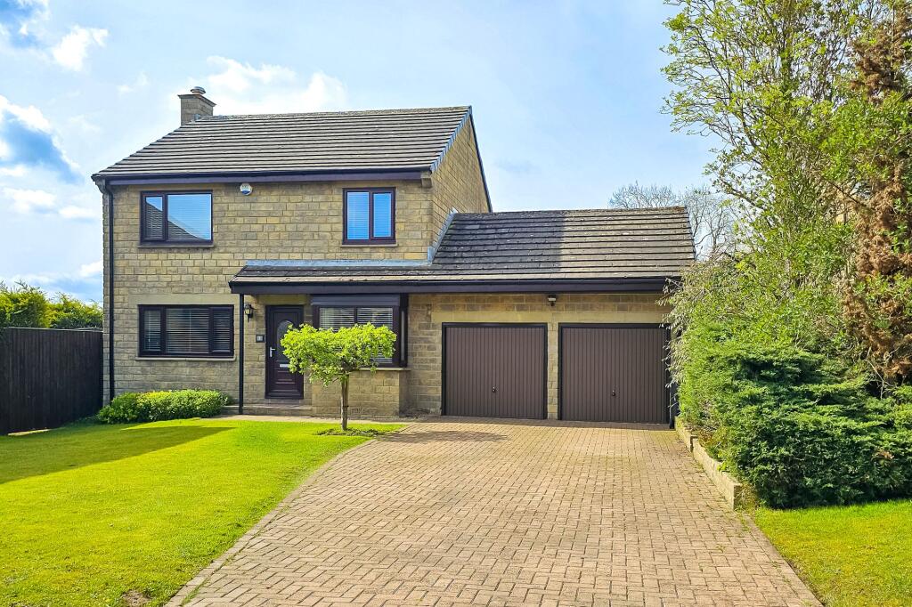 4 bedroom detached house for sale in Moor Park Close, Beckwithshaw, HG3
