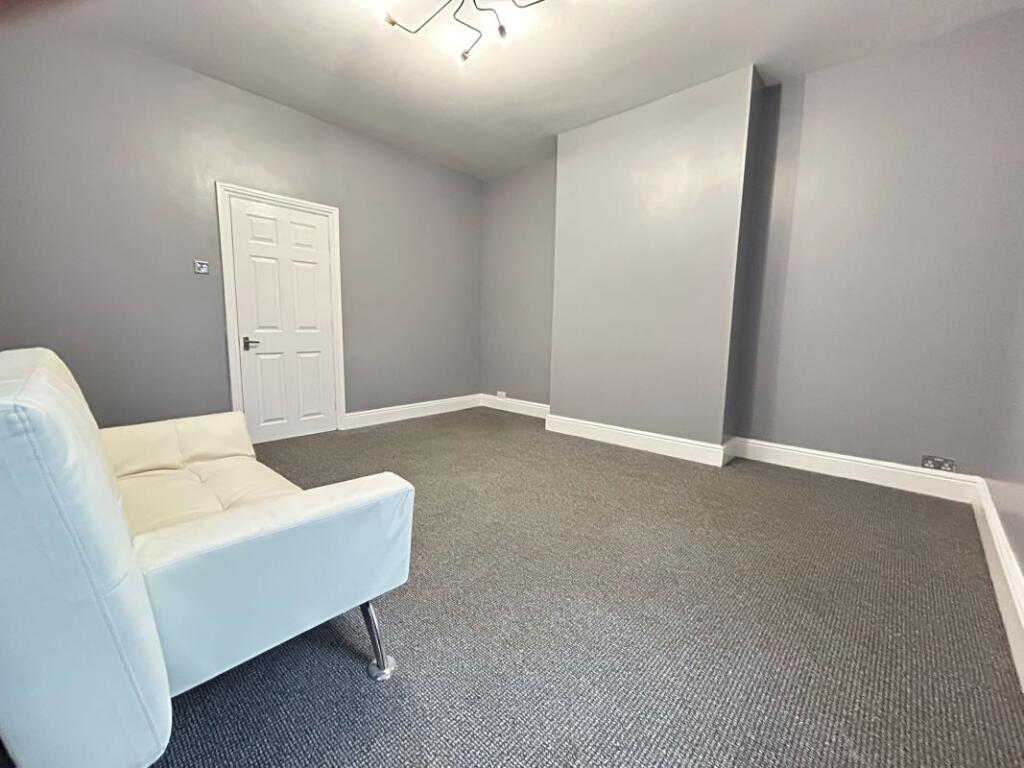 9 Kings Road, Wombwell, Barnsley, South Yorkshire, S73 0DW photo 3