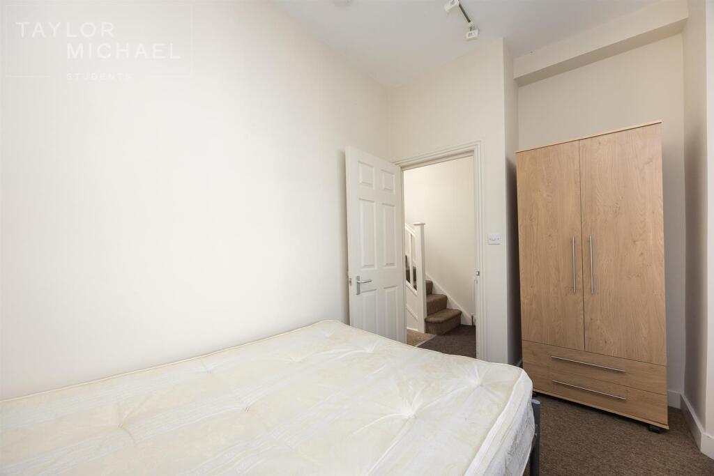 6 bedroom terraced house for rent