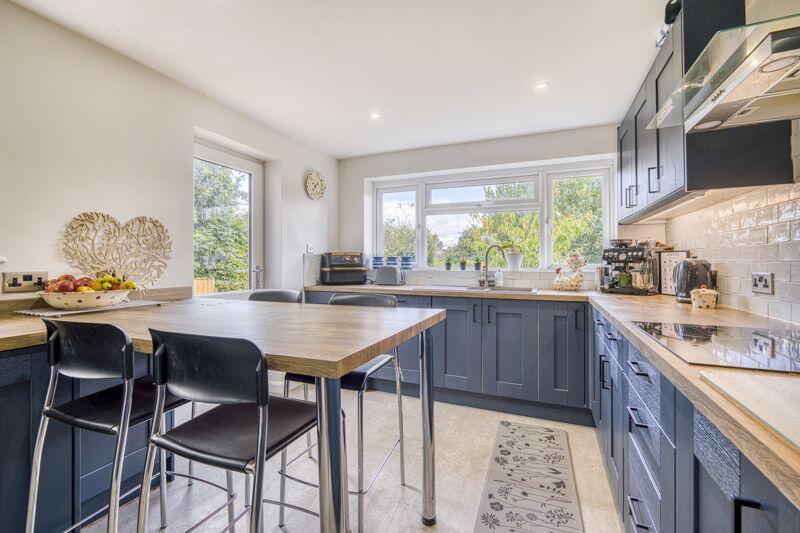 A spacious family home in Bruton photo 2