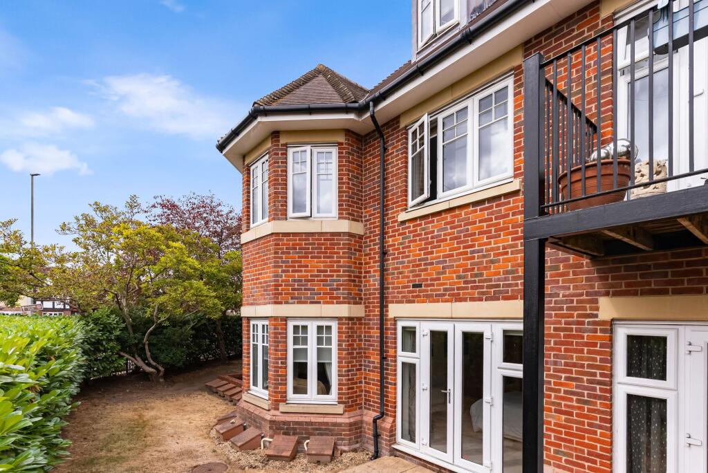 Apartment in Elmbridge, Cobham - View 4