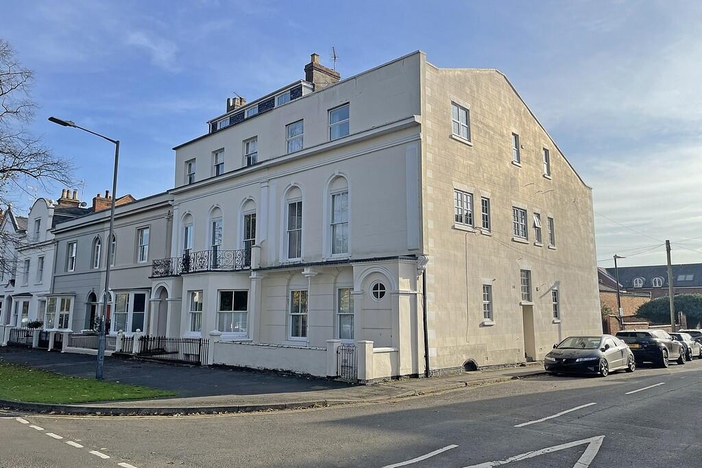 1-bed apartment on Beauchamp Avenue, Leamington Spa, £195,000