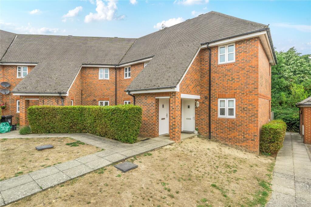 2-bed flat on Songbird Close, Shinfield, Reading, RG2, £275,000