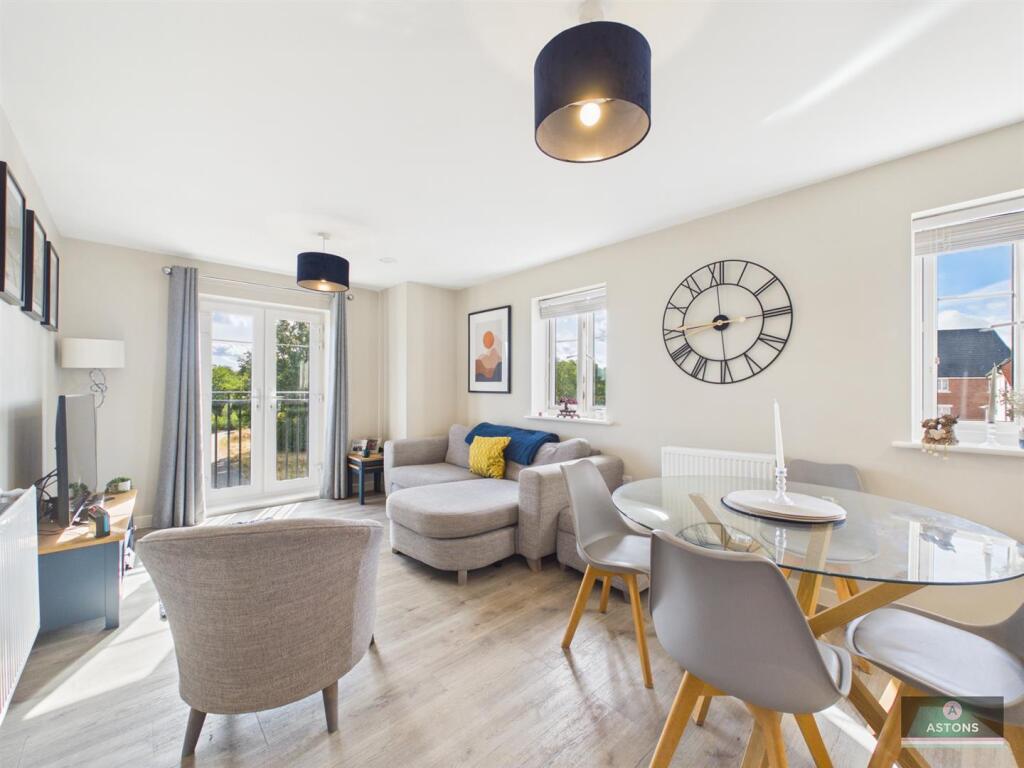 Apartment in Crawley, Lowfield Heath - More
